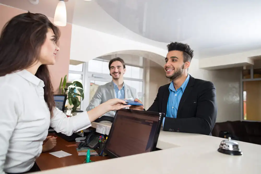 كيف يعزز الذكاء الاصطناعي كفاءة نظام إدارة الزوار